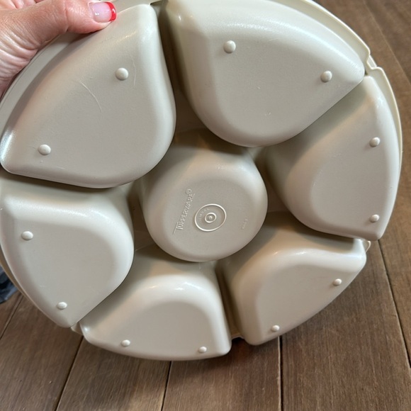 Tupperware Vegetable Server - Picture 4 of 4